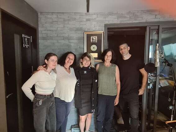 מימין לשמאל: יהל דורון (הלחין, עיבד והפיק מוסיקלית), רננה ליש (מילים), סיון, בשמת ועפרי // המסכות הוסרו לצורך הצילום בלבד